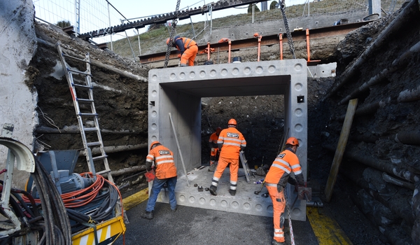 Berner Oberland-Bahn mit Halt beim Terminal Grindelwald