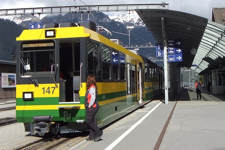 Pamela Frutiger (26) trained as a public transport clerk at Jungfrau Railways from 2009 to 2012. She then worked as Operations Manager at Wengernalp Railway. Since December 2018 she has been Wengen Railway Station Manager.