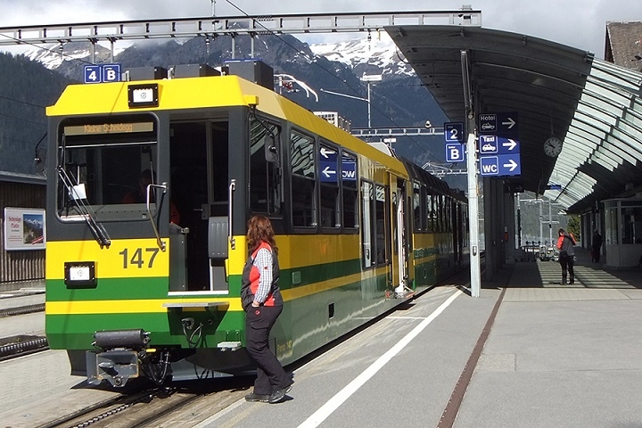 Pamela Frutiger (26) trained as a public transport clerk at Jungfrau Railways from 2009 to 2012. She then worked as Operations Manager at Wengernalp Railway. Since December 2018 she has been Wengen Railway Station Manager. 