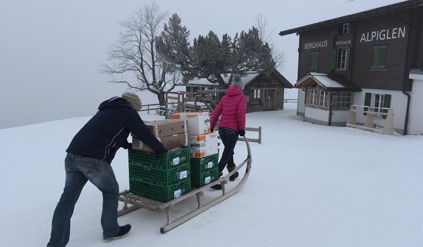 Der morgendliche Warentransport von der WAB-Bahnstation zum Berghaus Alpiglen