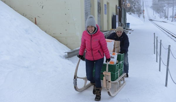 Der morgendliche Warentransport von der WAB-Bahnstation zum Berghaus Alpiglen